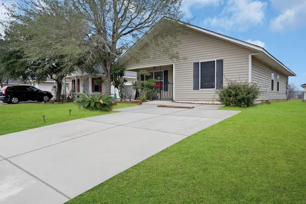 a view of a house with backyard
