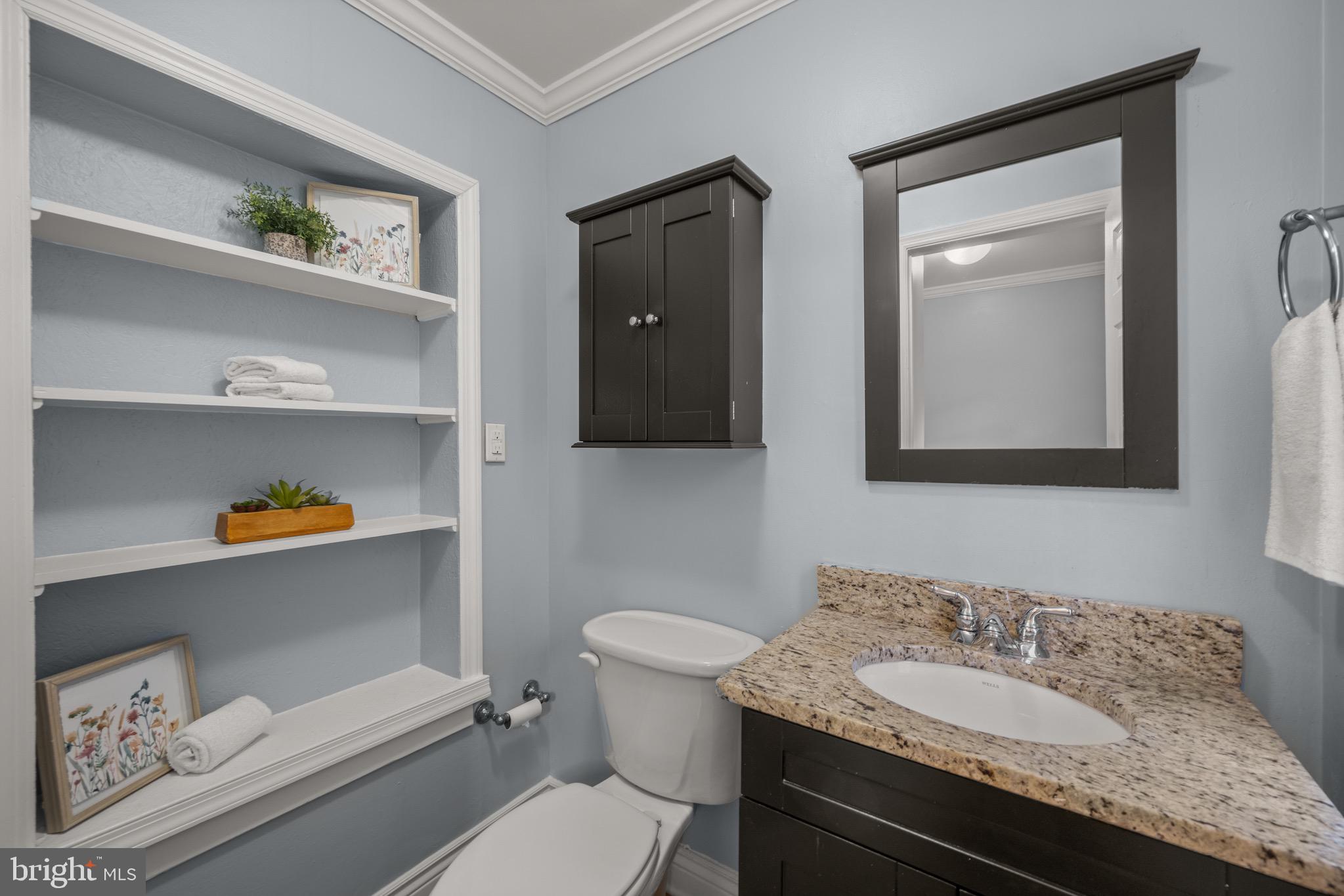 17 West Fort Avenue Baltimore, MD 21230 - Photo 15 of 43 Half bath with built in cubbies on main level