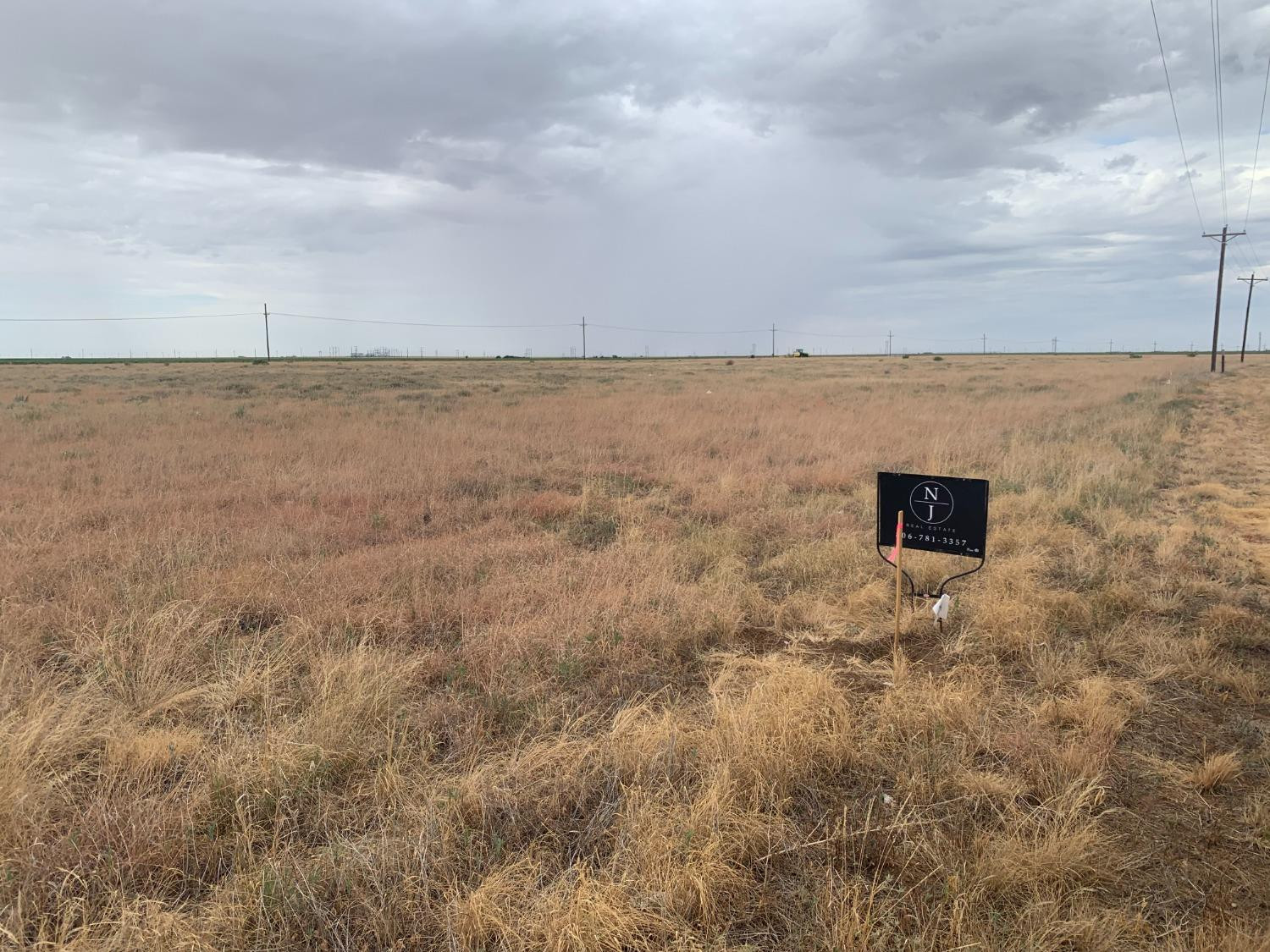 82 Us-62 Ralls, TX 79357 - Photo 3 of 4 a view of a field with an ocean