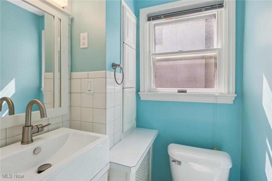 541 Malvern Road Akron, OH 44303 - Photo 18 of 48 1st floor half bath