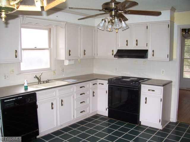 208 Epping Road Clemmons, NC 27012 - Photo 4 of 9 Kitchen.