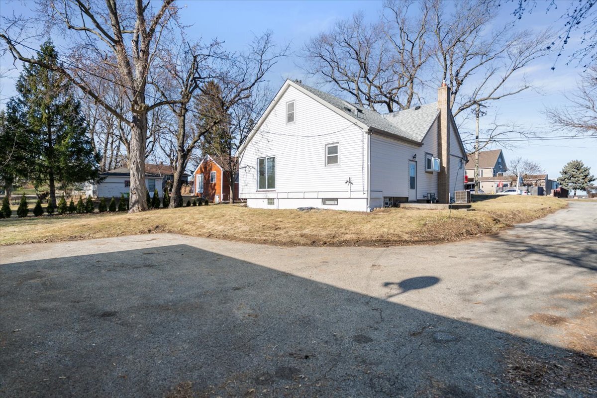 318 East Liberty Street Wauconda, IL 60084 - Photo 22 of 30 a view of a yard with a large tree