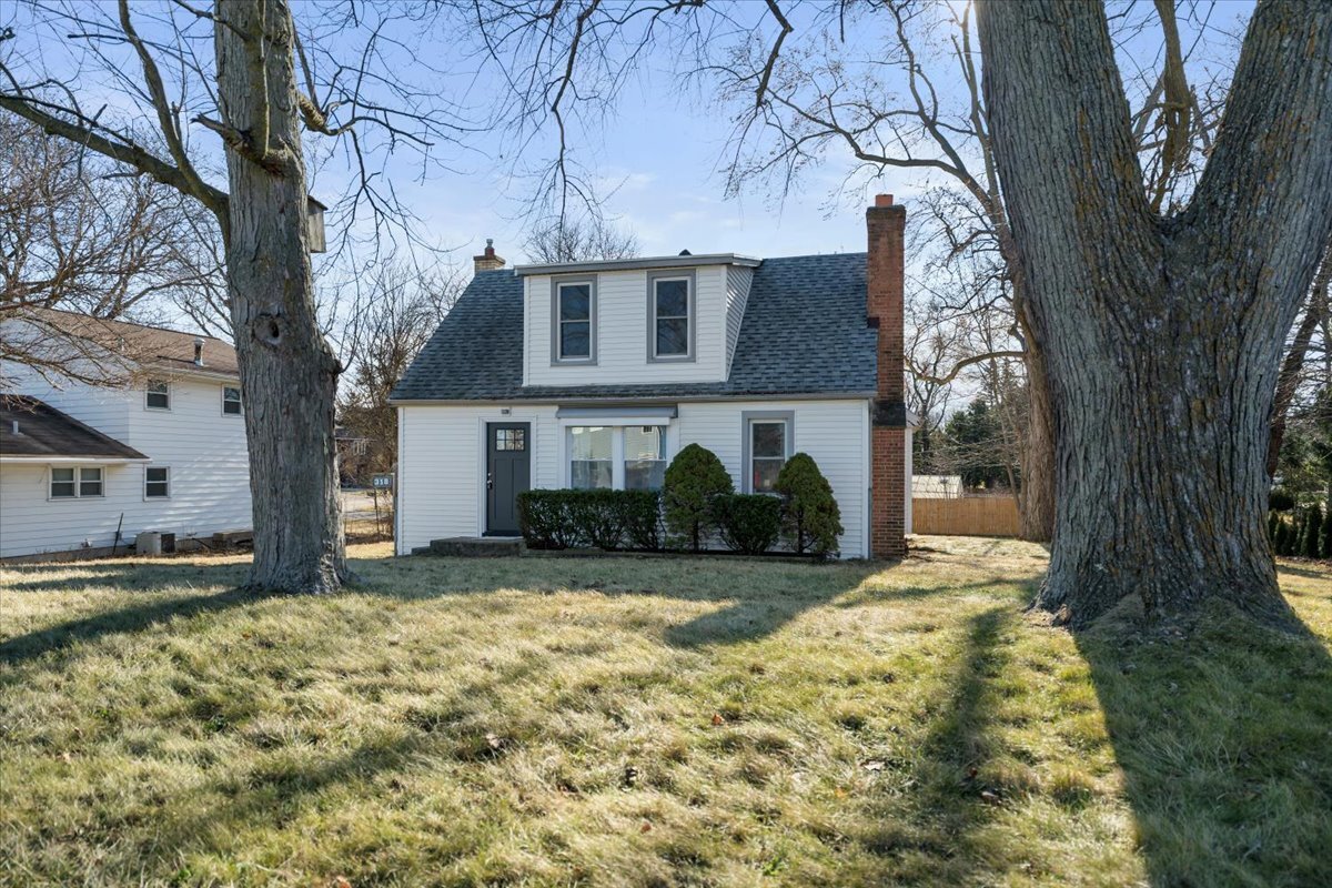318 East Liberty Street Wauconda, IL 60084 - Photo 24 of 30 a front view of a house with a yard