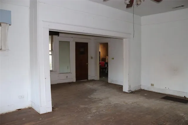 a view of empty room with ceiling fan
