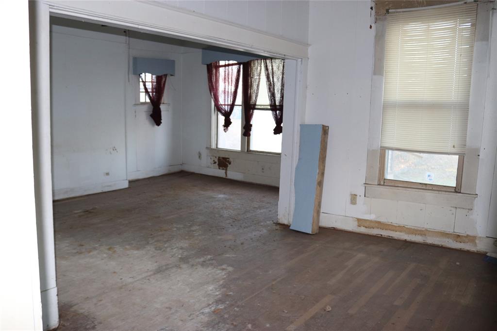 417 North Scullin Avenue Denison, TX 75020 - Photo 14 of 16 an empty room with windows