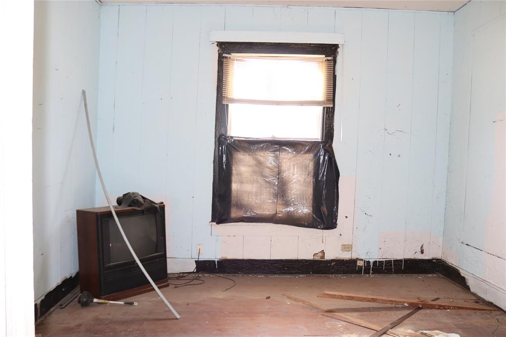 417 North Scullin Avenue Denison, TX 75020 - Photo 3 of 16 a room with gym equipment and a window