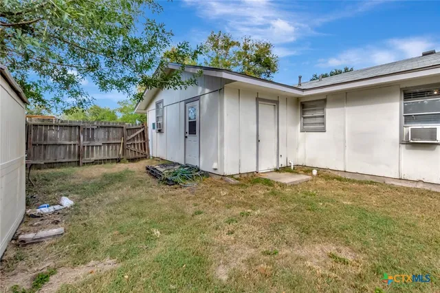 a view of a backyard