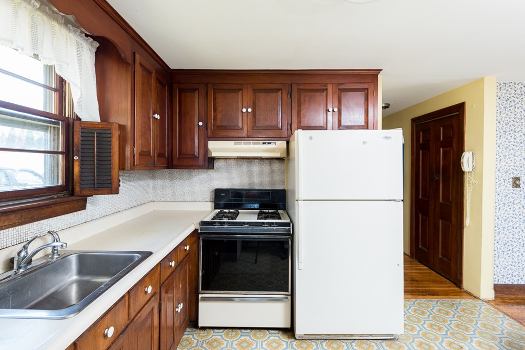 33 Anna Road Weymouth, MA 02191 - Photo 4 of 26 Gallery Image 4