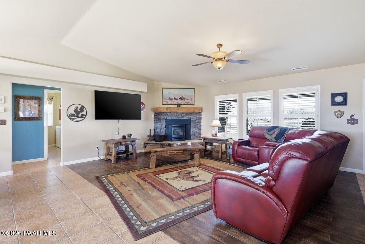 2550 West Canta Libre Road Chino Valley, AZ 86323 - Photo 7 of 33 Living room (2)
