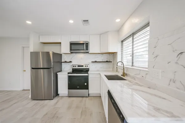 $2,200 | 2114 Shasta Drive, League City, TX 77565