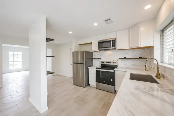 $2,200 | 2114 Shasta Drive, League City, TX 77565