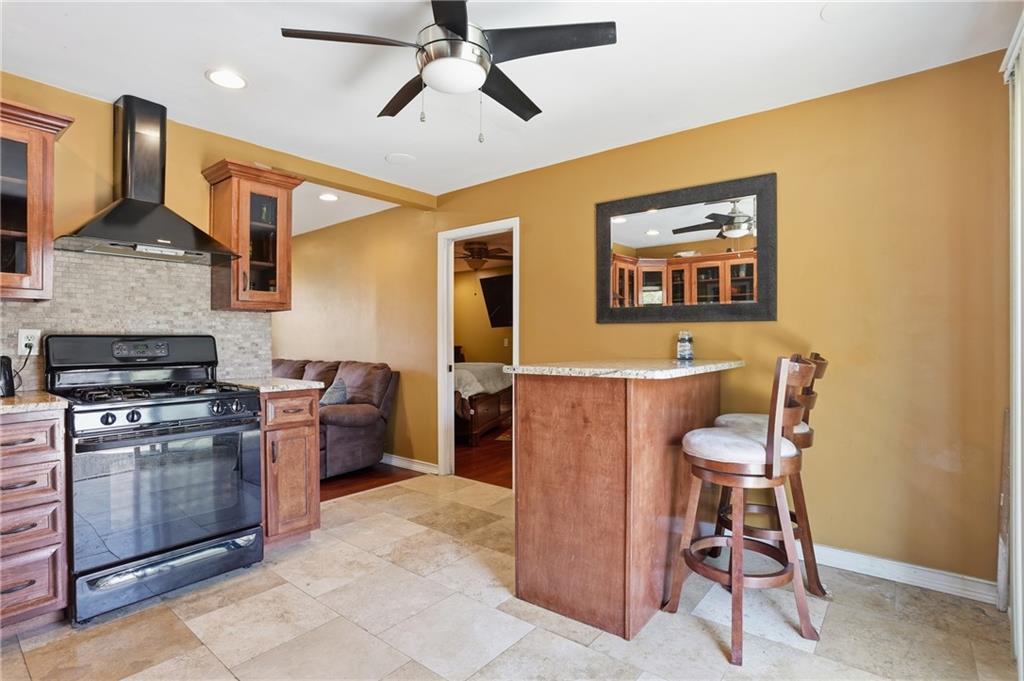 8926 Ashton Road Jonesboro, GA 30238 - Photo 6 of 32 a workspace with furniture and screen