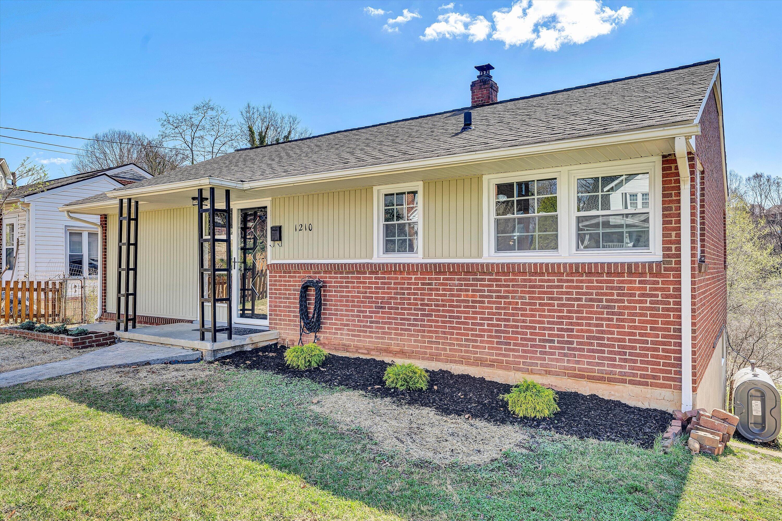 1210 Howbert Avenue Southwest Roanoke, VA 24015 - Photo 2 of 39 02-SGP-04927