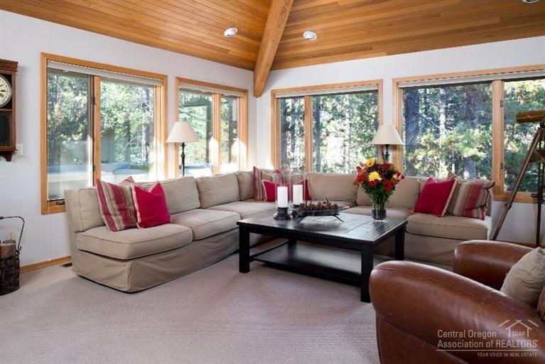 7 Mugho Lane Sunriver, OR 97707 - Photo 2 of 19 The warm inviting great room has grand v