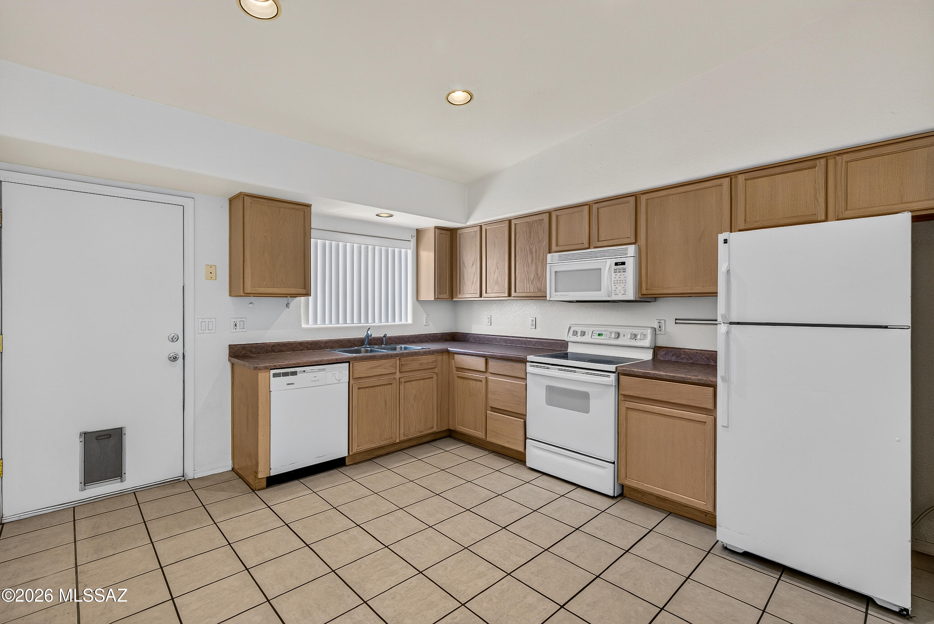 8935 East Golf Links Road Tucson, AZ 85730 - Photo 15 of 38 Eat In Kitchen Lots of Storage