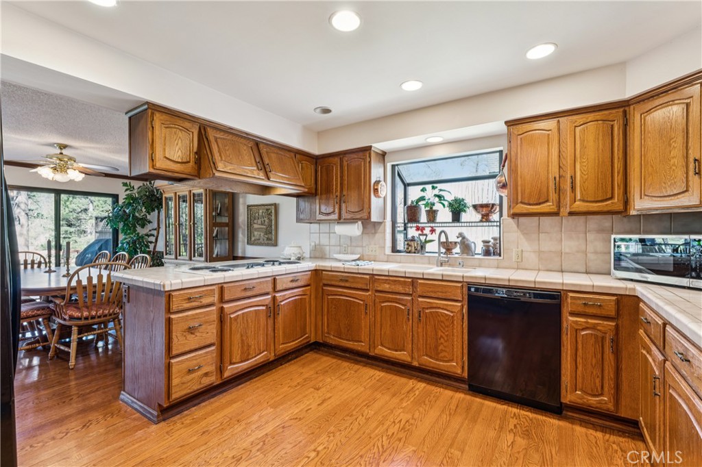 524 Golf Course Road Lake Arrowhead, CA 92352 - Photo 16 of 71 a kitchen with stainless steel appliances granite countertop a stove and cabinets