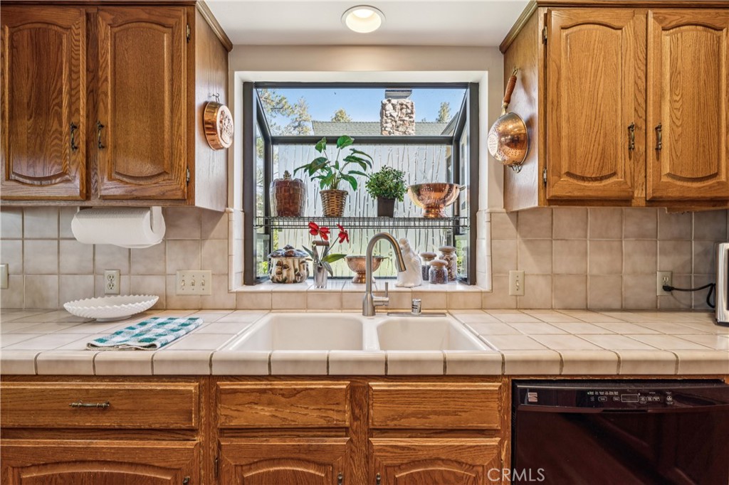 524 Golf Course Road Lake Arrowhead, CA 92352 - Photo 17 of 71 a kitchen with a stove and a microwave