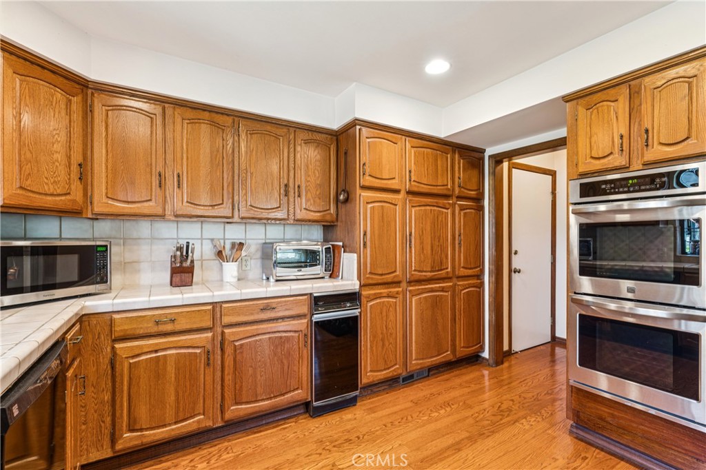 524 Golf Course Road Lake Arrowhead, CA 92352 - Photo 19 of 71 a kitchen with stainless steel appliances granite countertop a refrigerator a stove top oven and cabinets