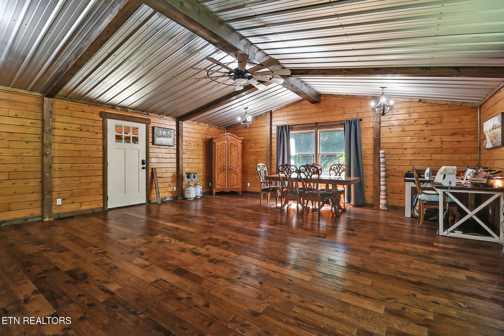 133 Hickory Flats Road Harriman, TN 37748 - Photo 18 of 57 Entry Room View 1