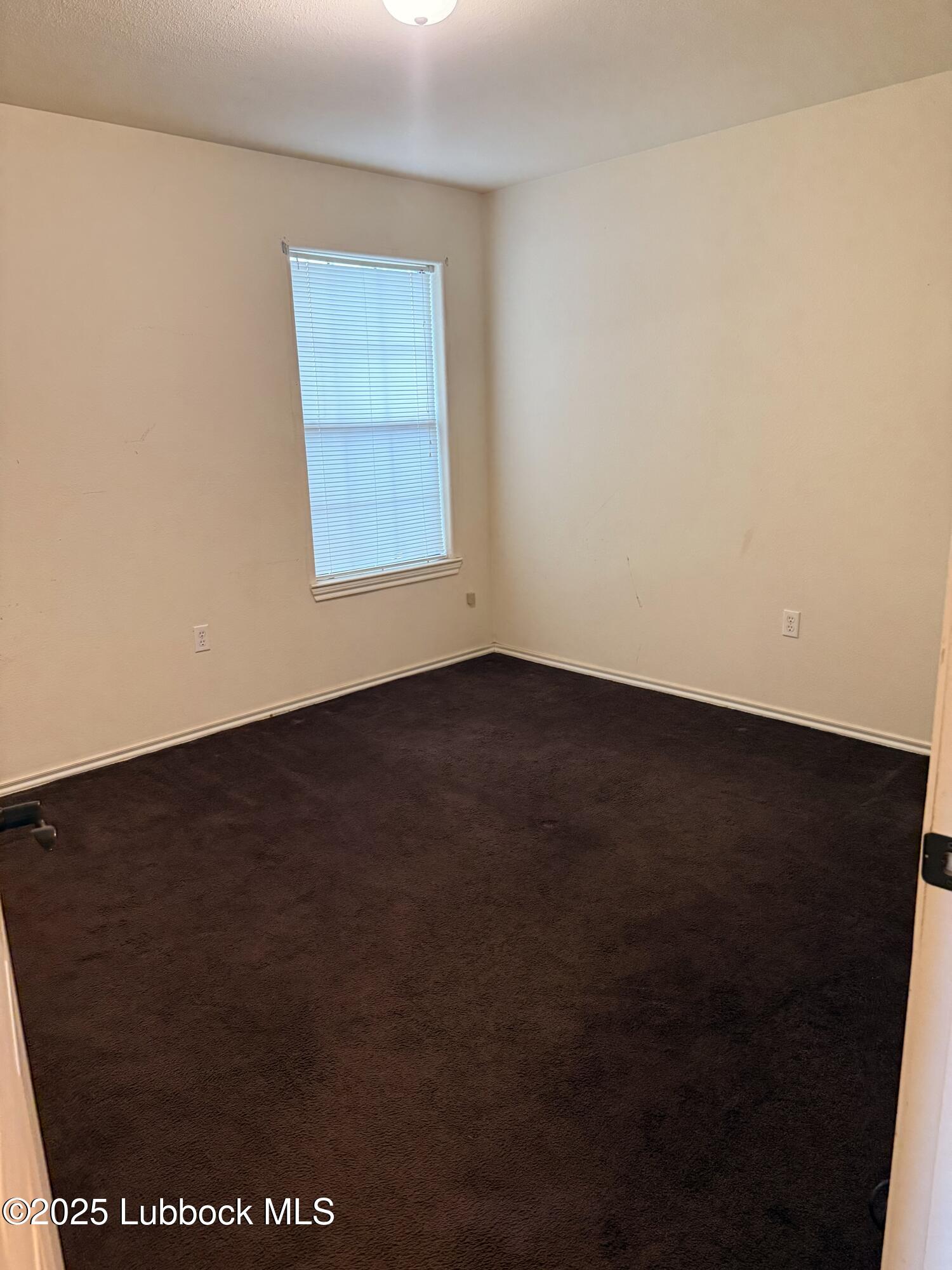 307 East 3rd Street Muleshoe, TX 79347 - Photo 10 of 20 an empty room with a window