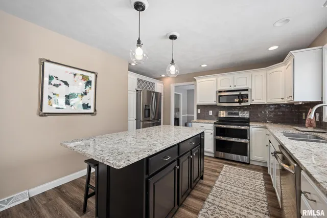 $400,000 | 73 Hickory Ridge Drive, Morton, IL 61550