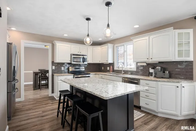 $400,000 | 73 Hickory Ridge Drive, Morton, IL 61550