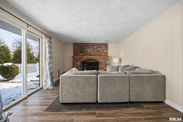 $400,000 | 73 Hickory Ridge Drive, Morton, IL 61550