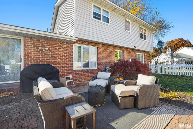 $400,000 | 73 Hickory Ridge Drive, Morton, IL 61550