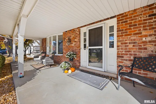 $400,000 | 73 Hickory Ridge Drive, Morton, IL 61550