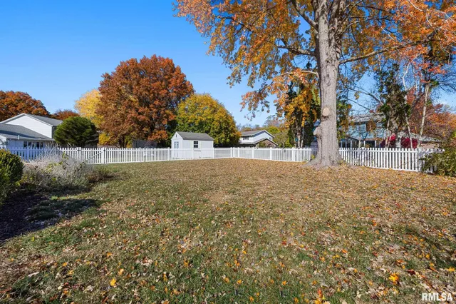 $400,000 | 73 Hickory Ridge Drive, Morton, IL 61550