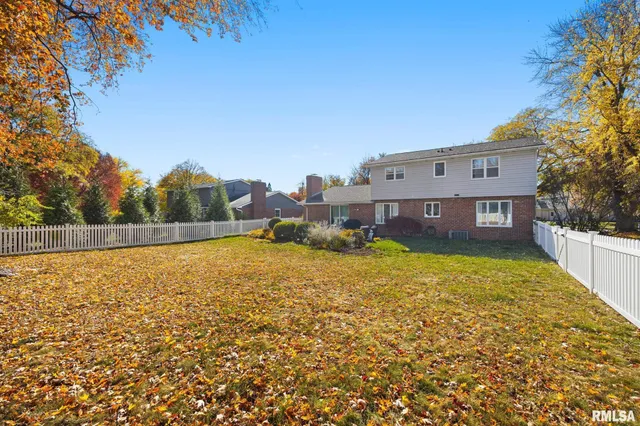 $400,000 | 73 Hickory Ridge Drive, Morton, IL 61550