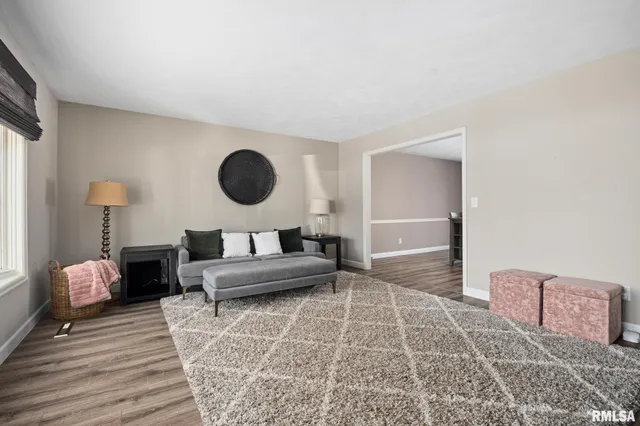 $400,000 | 73 Hickory Ridge Drive, Morton, IL 61550