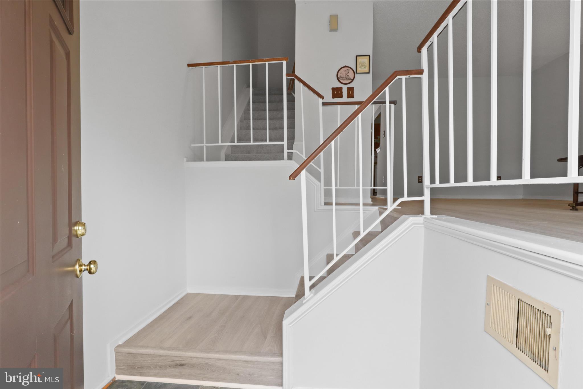 8927 Waites Way Lorton, VA 22079 - Photo 4 of 45 New flooring on all levels!