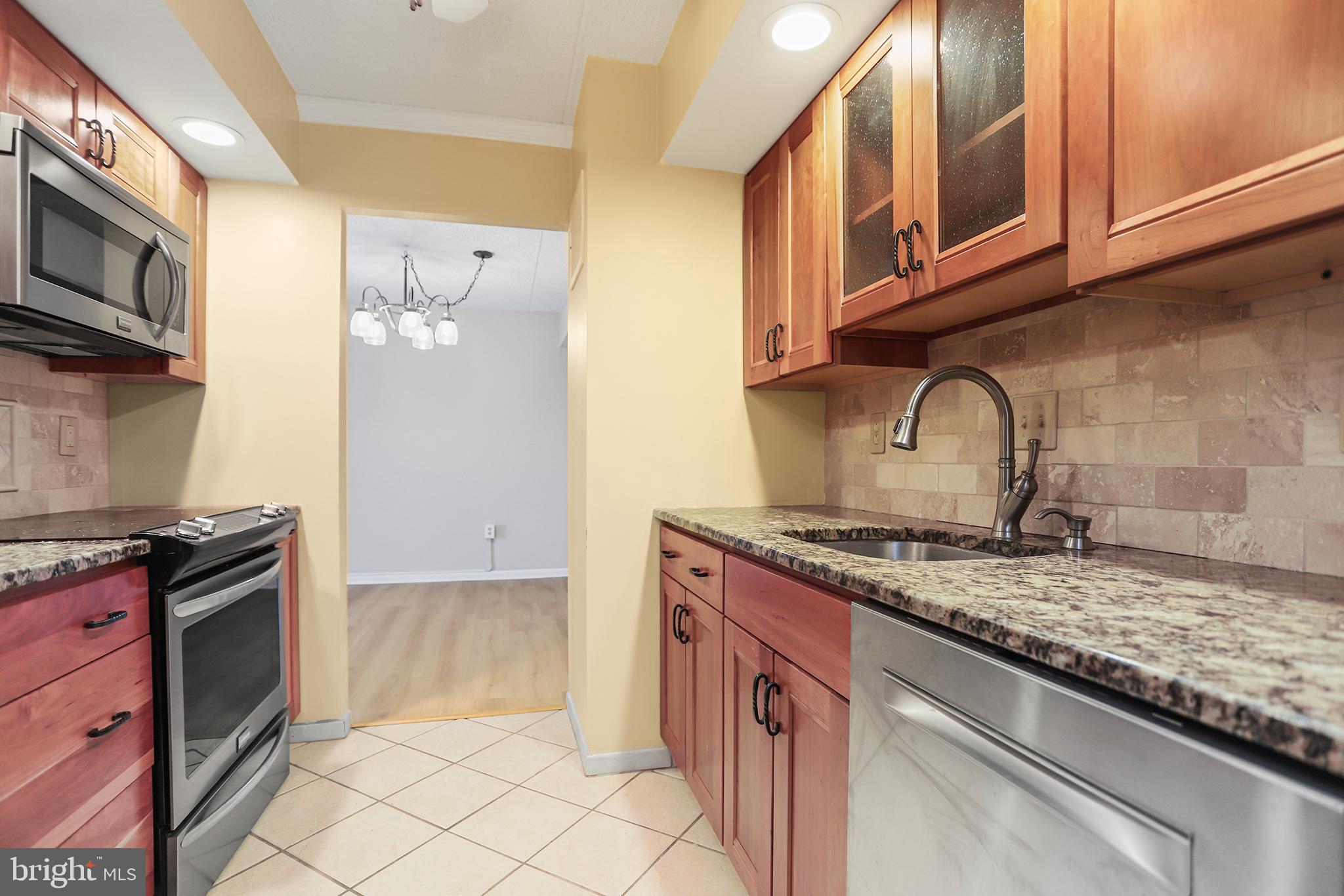 800 Avondale Road, Unit 6J Wallingford, PA 19086 - Photo 11 of 28 Charming kitchen with modern finishes.