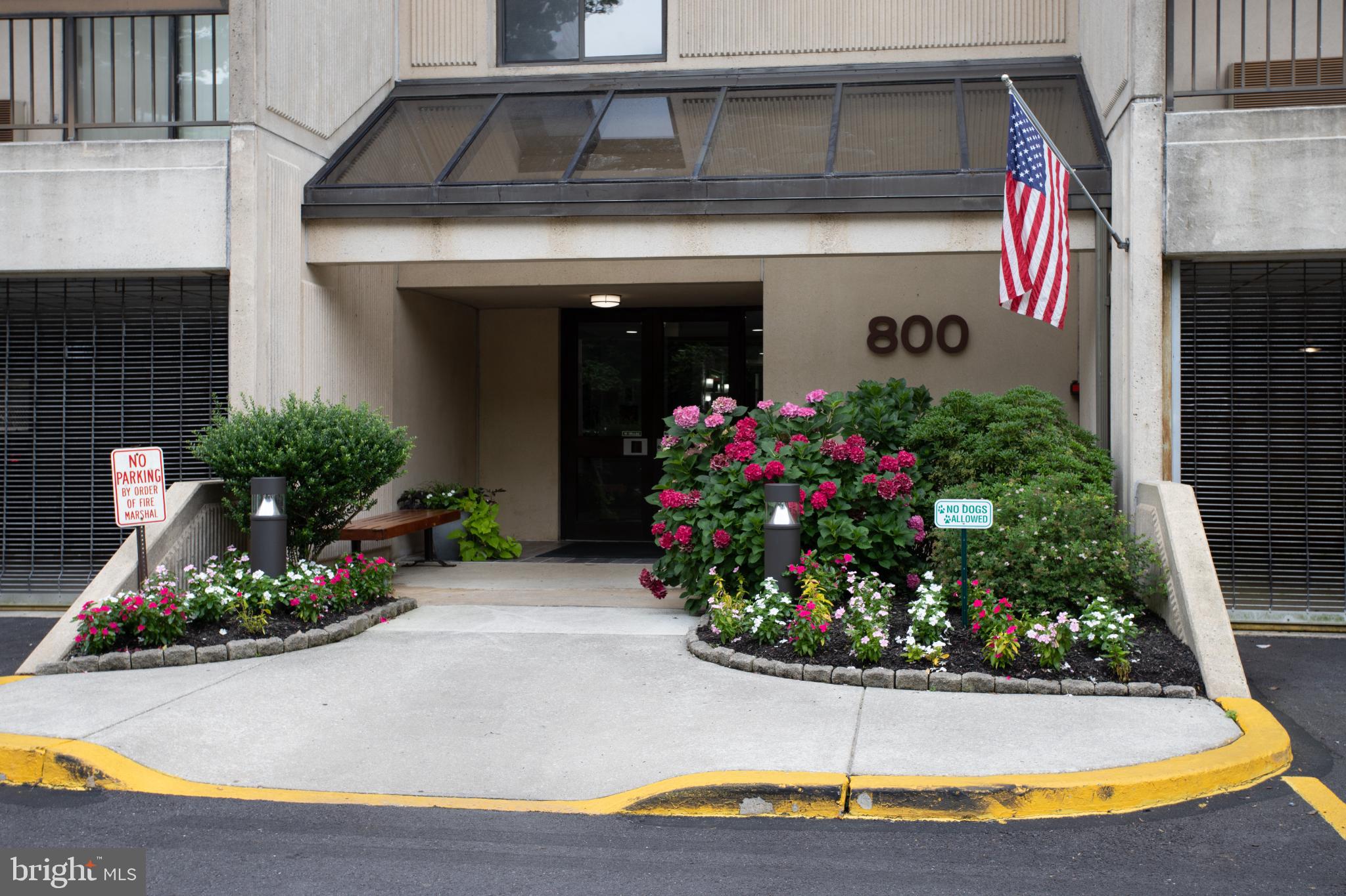 800 Avondale Road, Unit 6J Wallingford, PA 19086 - Photo 2 of 28 Welcoming entrance with vibrant landscaping.