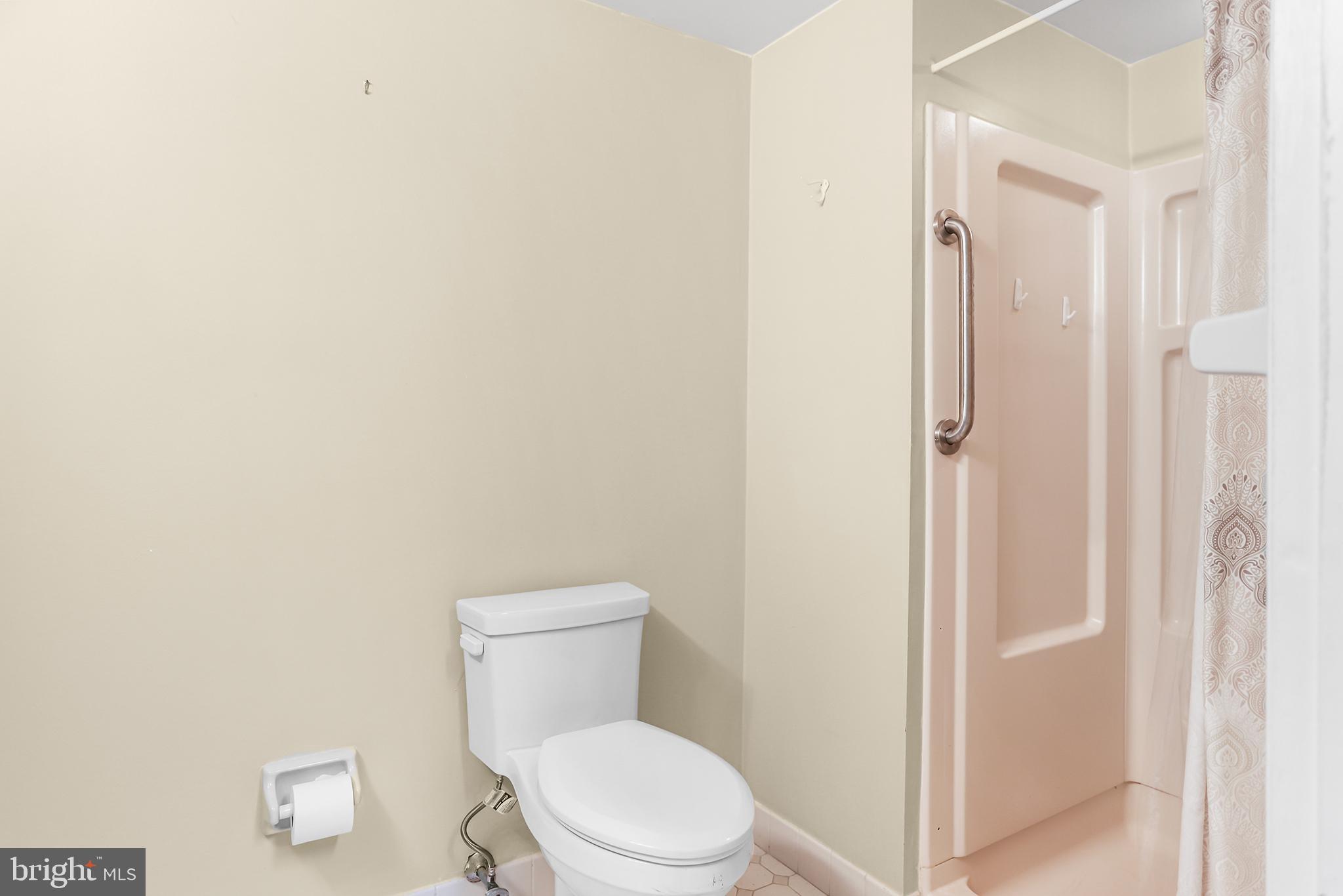 800 Avondale Road, Unit 6J Wallingford, PA 19086 - Photo 24 of 28 Bright and functional bathroom space.