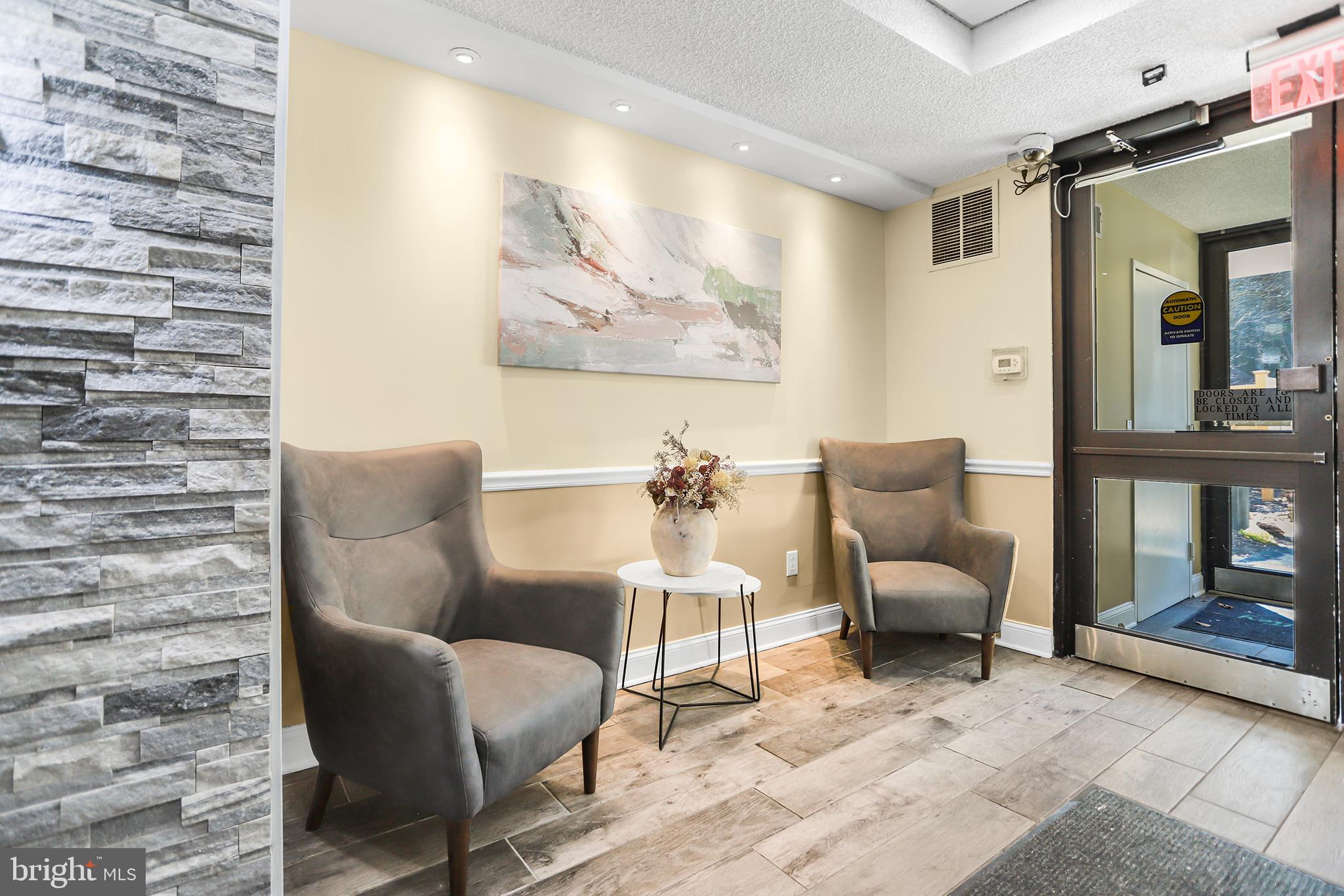 800 Avondale Road, Unit 6J Wallingford, PA 19086 - Photo 4 of 28 Inviting lobby with modern decor accents.