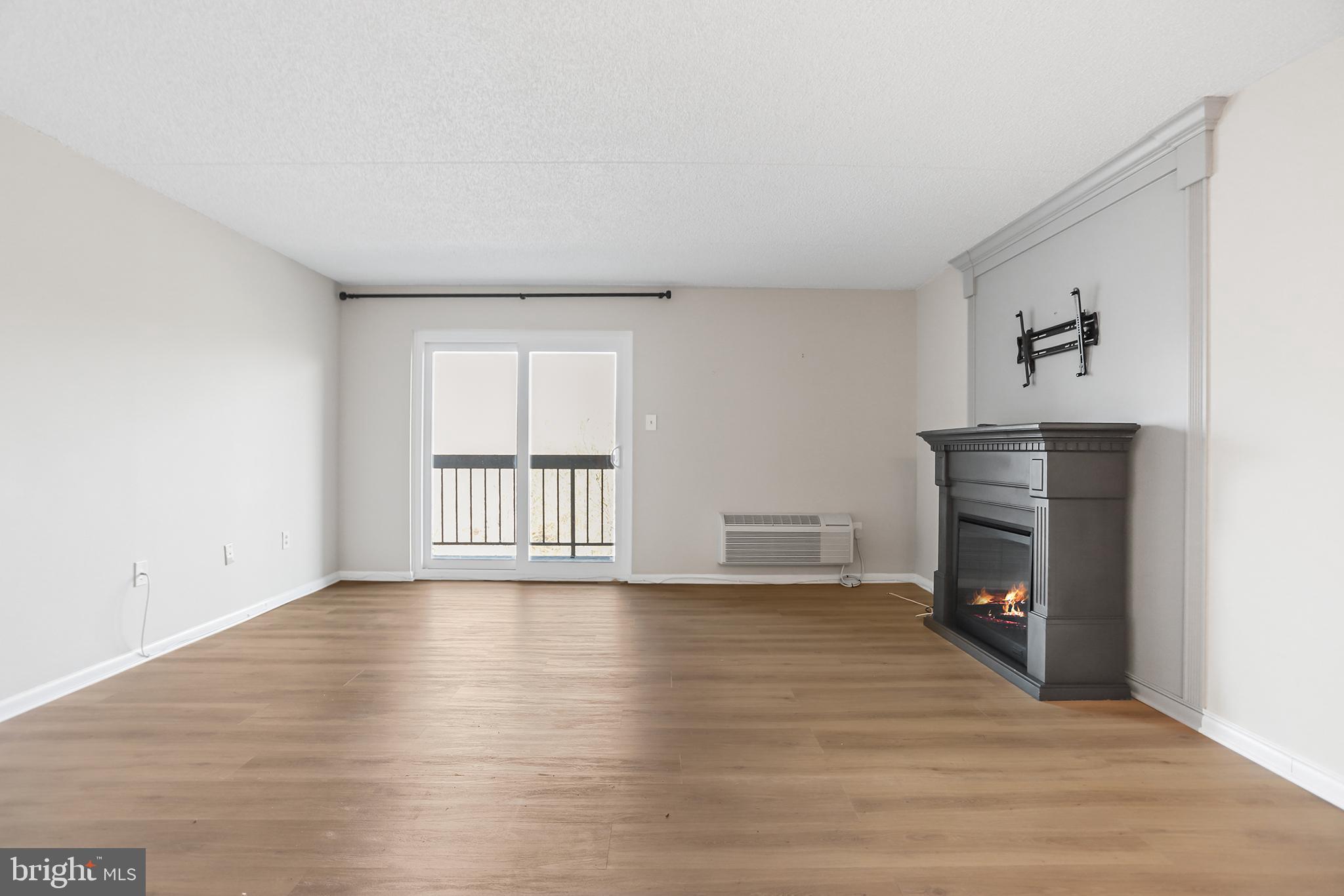 800 Avondale Road, Unit 6J Wallingford, PA 19086 - Photo 7 of 28 Spacious living area with serene ambiance.