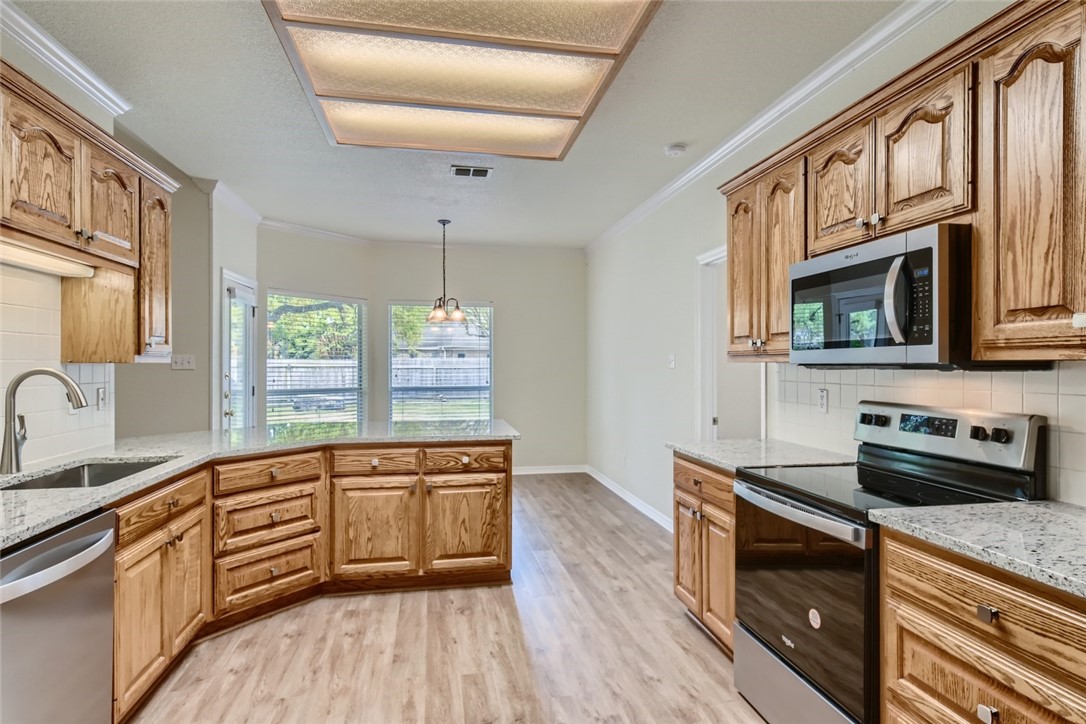 511 Susana Drive Georgetown, TX 78628 - Photo 10 of 31 Kitchen with granite counter tops and stainless steel appliances