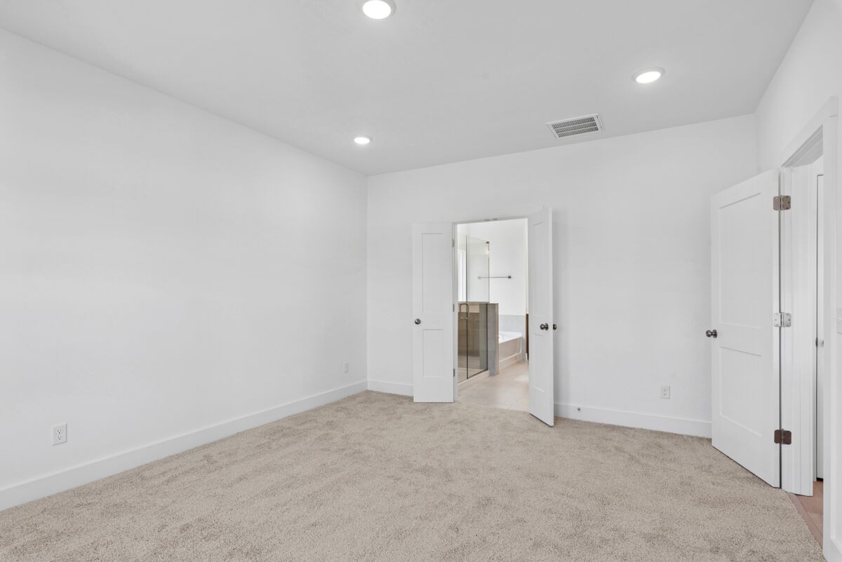108 Hamilton Lane Lebanon, TN 37087 - Photo 18 of 40 a view of a big room with closet and windows