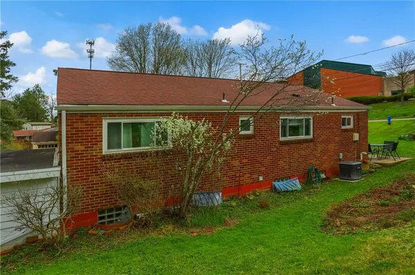 $252,000 | 1894 Oakbine Avenue, Coraopolis, PA 15108