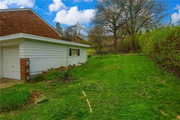 $252,000 | 1894 Oakbine Avenue, Coraopolis, PA 15108