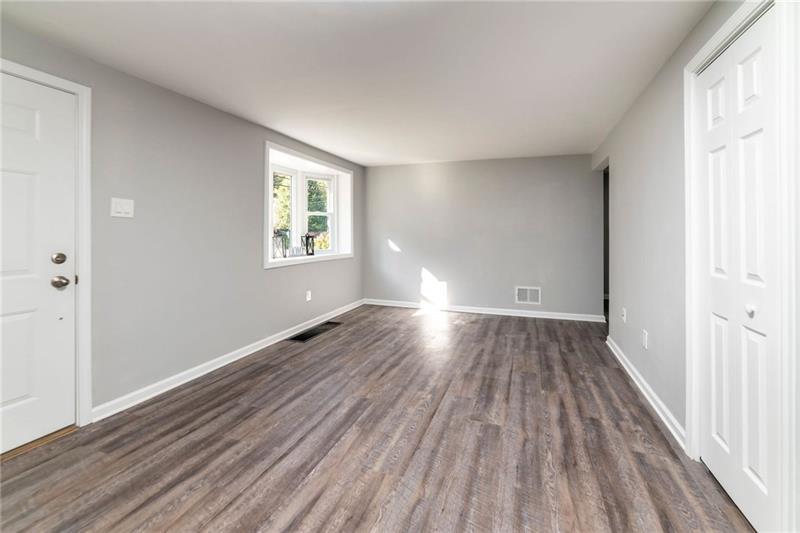 409 Pearce Road Pittsburgh, PA 15234 - Photo 3 of 20