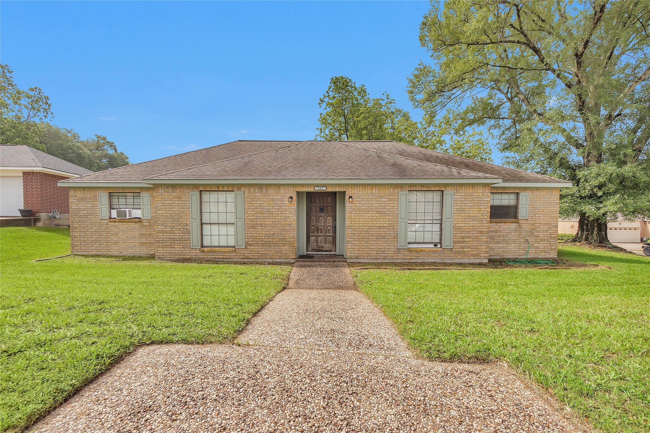 445 Augusta Drive Huntsville, TX 77340 - Photo 2 of 41