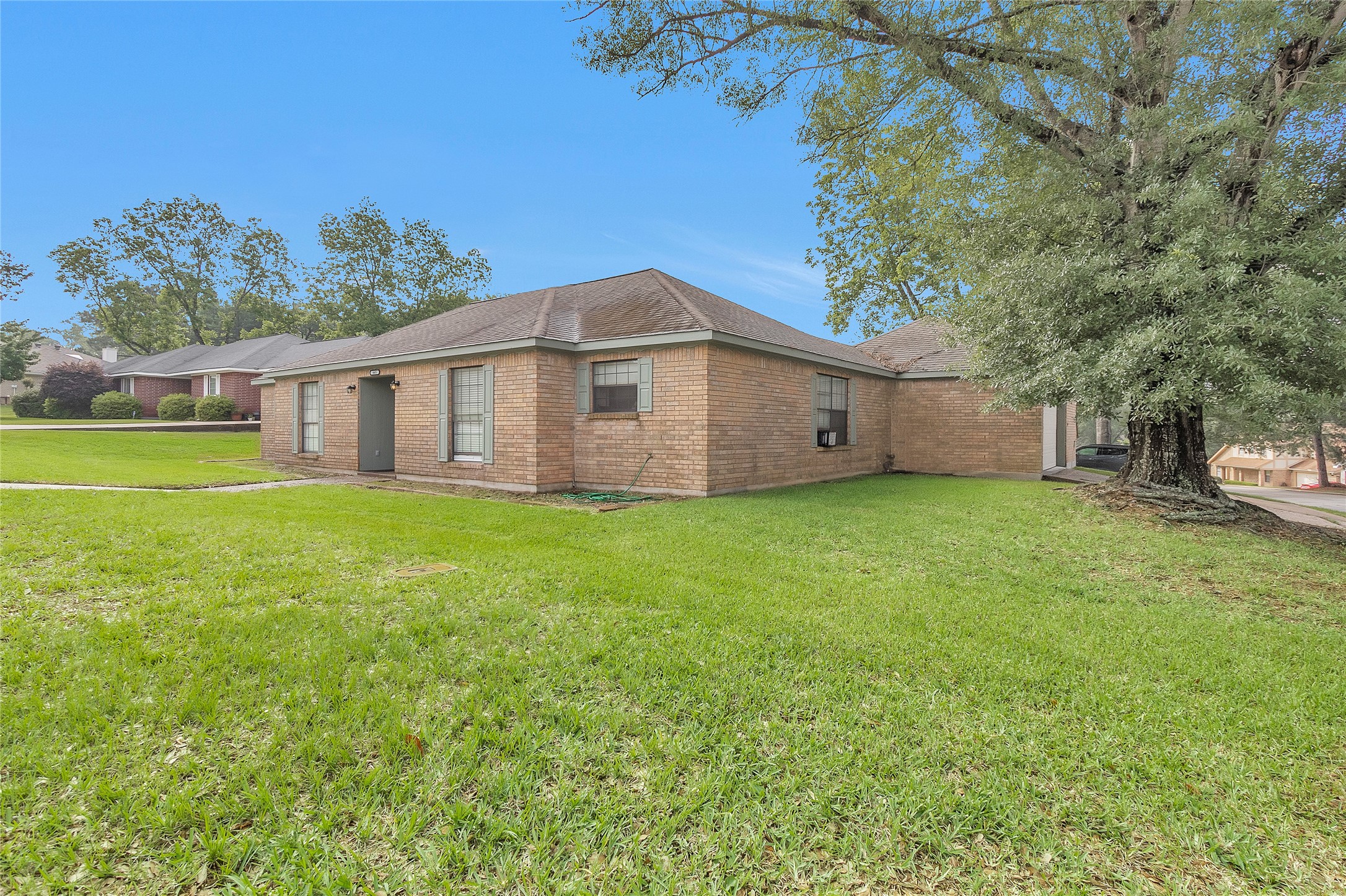 445 Augusta Drive Huntsville, TX 77340 - Photo 4 of 41