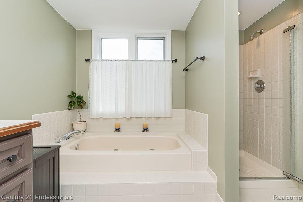 2072 Ridgefield Court Rochester, MI 48306 - Photo 23 of 41 Super clean tile