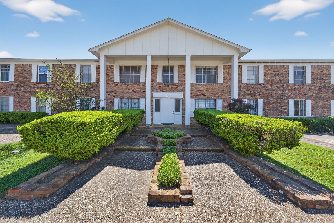7205 Beechnut Street, Unit D Houston, TX 77074 - Photo 16 of 20 a front view of a house with garden