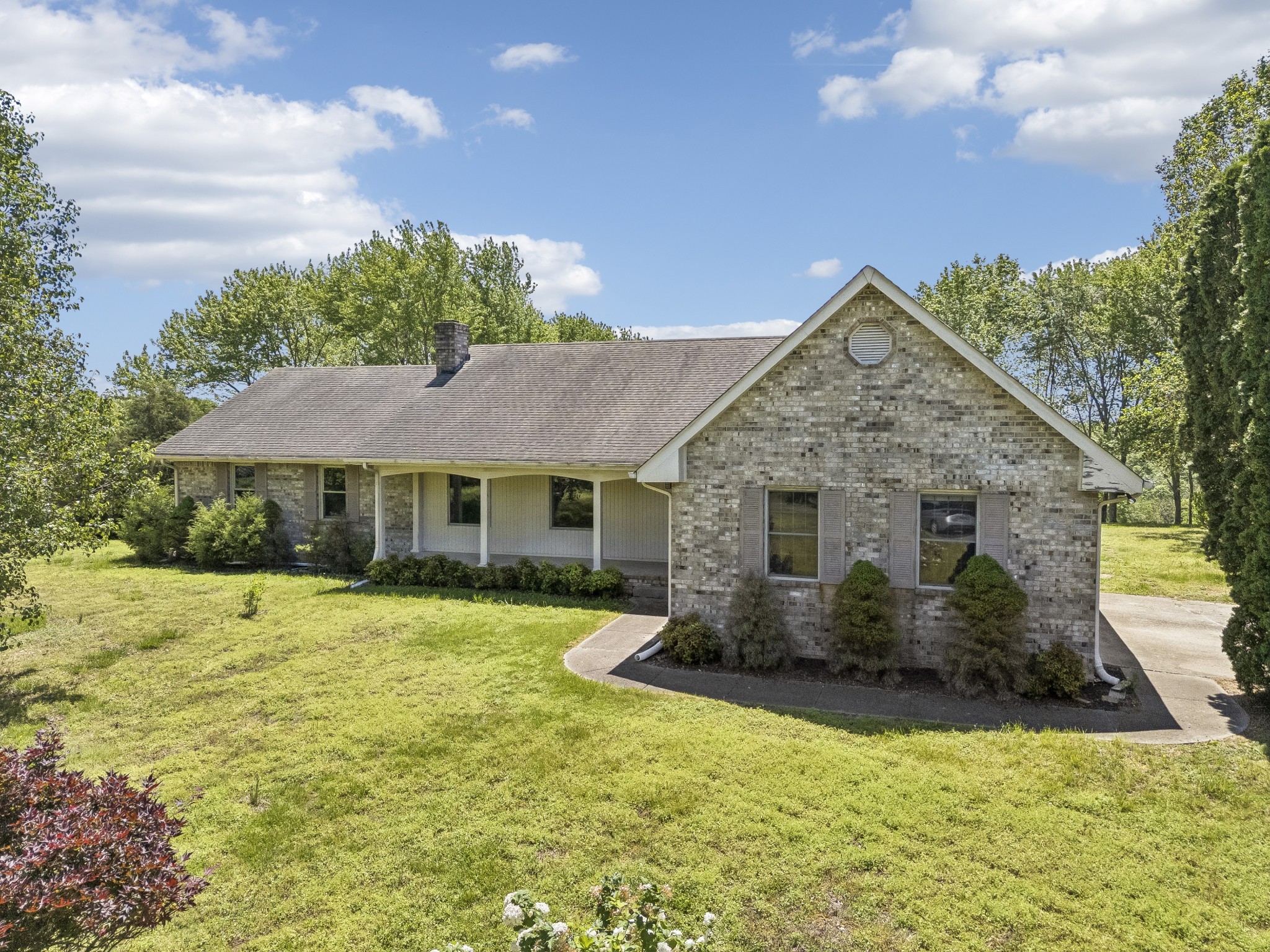 1690 Lawrence Lane Springfield, TN 37172 - Photo 3 of 64 a front view of a house with garden
