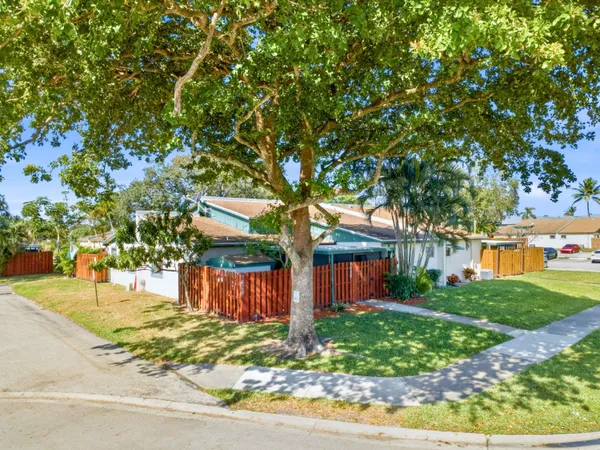 $2,300 | 1020 Manor Drive, Palm Springs, FL 33461