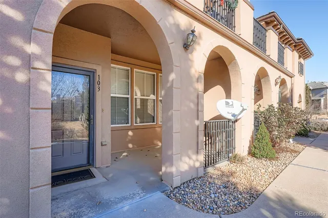 a view of entryway with a big yard